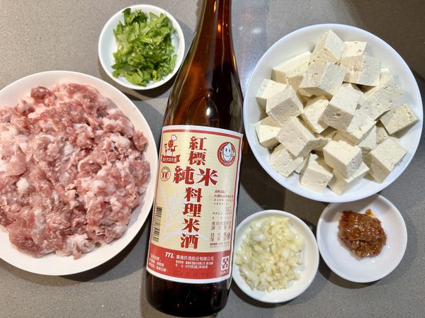 ●豬絞肉選漂亮的後腿瘦肉肥瘦比例2:8，粗絞口感好。
●板豆腐拆盒後洗過切1.5公分塊狀。
●蒜瓣洗過拍碎切末；過年能煮飯時間不多沒準備蔥，若有青蔥洗淨切段再剪末，分蔥白跟蔥綠末。