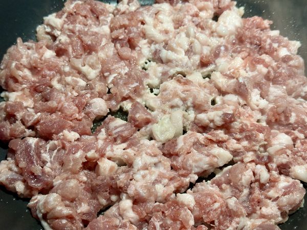 ●鍋小火不用放油，將(豬絞肉)均勻鋪平小火，蓋鍋煎5分鐘，打開鍋蓋翻炒一下絞肉，炒到絞肉粒粒分明，油脂也收略收乾，這樣豬肉香氣才會出現。