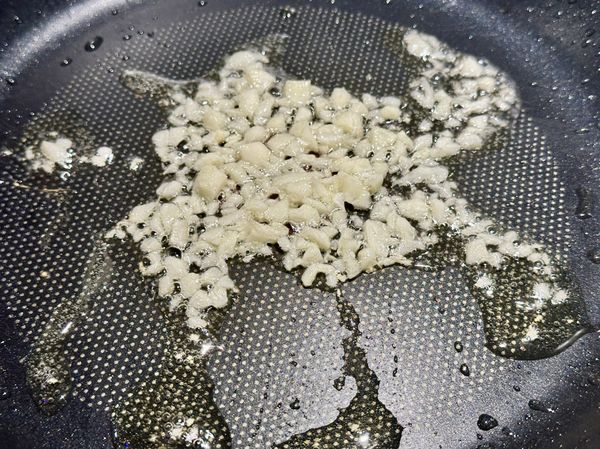 ●蛋煎好後盛盤，開始來幫麻婆豆腐提香，用煸香豬絞肉冒出的油放(蒜末)拌炒煸出蒜香。
P.S.若有青蔥，蔥白末可以在這裡一起爆香。