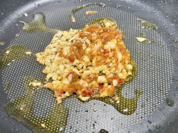 ●把（豆瓣醬）加進來跟蒜末煸炒香氣更好。
