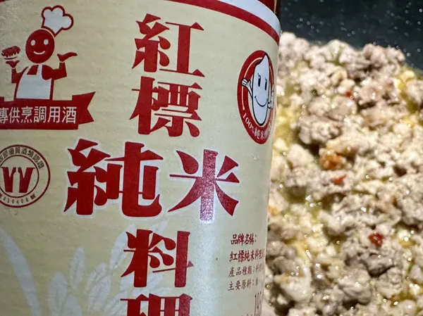 ●蒜香豆瓣香都有後，把豬絞肉倒回鍋中翻炒，再淋上（紅標純米料理米酒）。