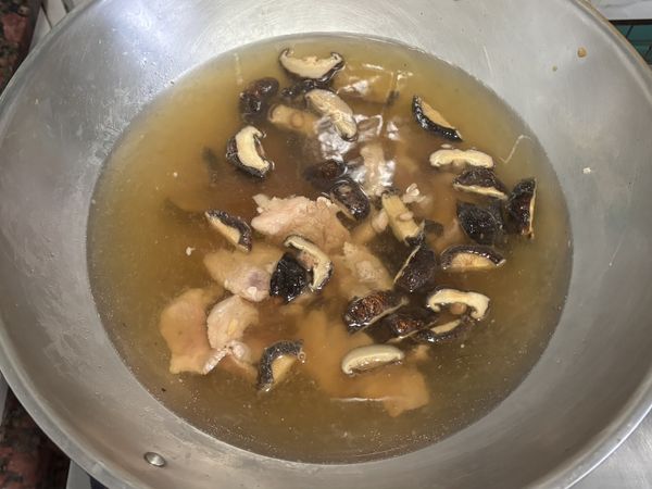 醬油、米酒沿著鍋邊倒入後，加水沒過食材（可加香菇水增添香氣），大火煮滾