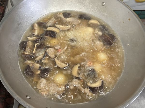 加入湯圓、米粉，大火煮滾後轉中火煮至湯圓扶起、米粉入味