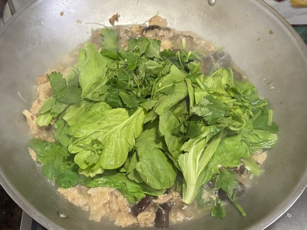 加入白胡椒粉、糖、香油、茼蒿、香菜/芹菜末，轉大火煮滾即完成