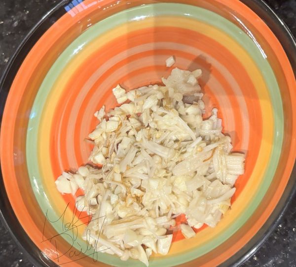 炒蒜末跟金針菇，盛起備用