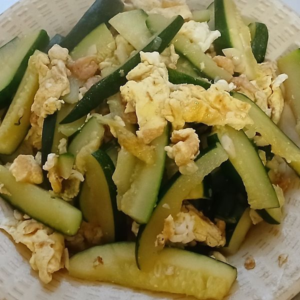 最後倒入煎好的蛋，加入調味香油、味醂和少許鮮味炒手，等食材熟後完成。