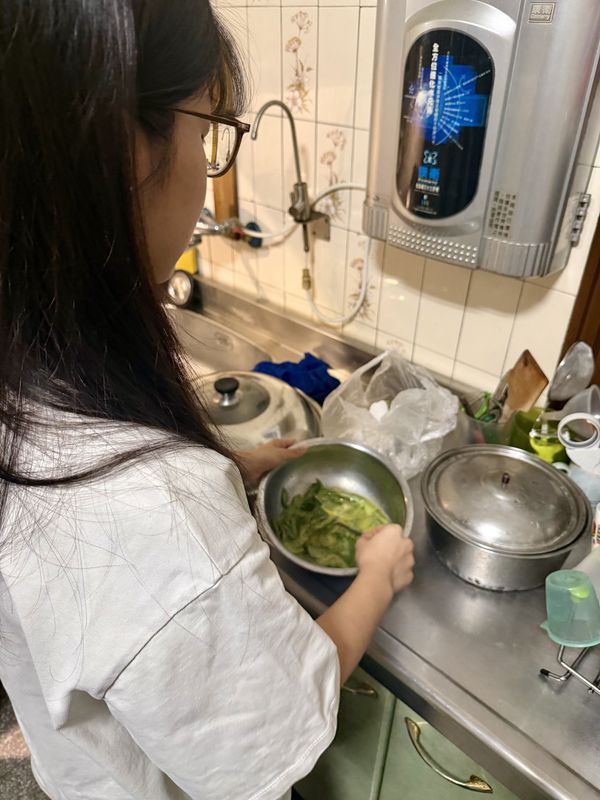 將雞蛋全部打入碗中，並加入九層塔、鹽與味精攪勻