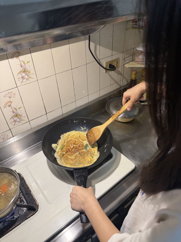 先把油鍋熱好後，將蛋液加進去，等一面熟了後再翻面