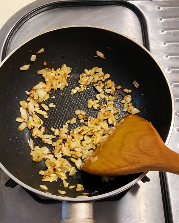 鍋中加入無鹽奶油、大蒜末與洋蔥末小火炒至洋蔥上色。