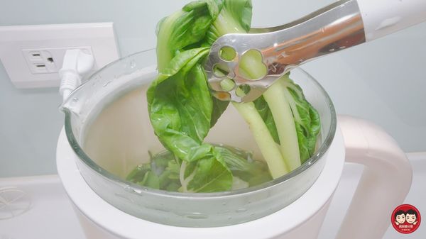 將青菜撈出後，倒掉煮過的水，再將所有食材放入豆漿機中，加入 600ml 的冷開水