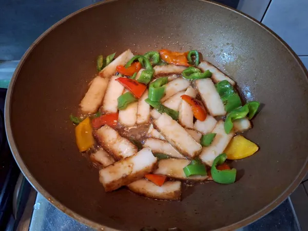 放入切條蘿蔔糕，翻炒到１分鐘後，淋上醬油膏１匙後，拌勻後，起鍋。