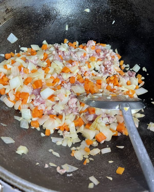 肉香精華釋放
加入絞肉，轉中大火反覆翻炒並利用鏟徹底撥碎，直到肉色轉為誘人的金黃色並均勻逼出油脂。