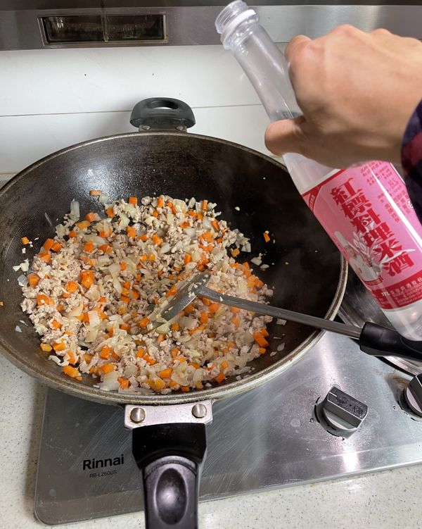 紅標料理米酒（寶特瓶）去腥
沿著鍋邊淋入紅標料理米酒（寶特瓶）快速翻炒，利用高溫讓酒精瞬間揮發並帶走肉類的羶腥味，只留下純粹的肉香與淡淡的米糧芬芳。