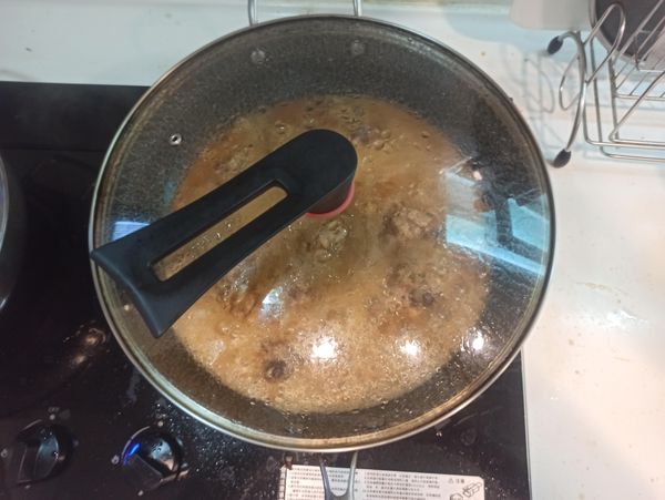 加入糖、水、醬油後，讓雞腿肉浸泡在醬汁內，悶燒5-10分鐘後觀察(可調味)。