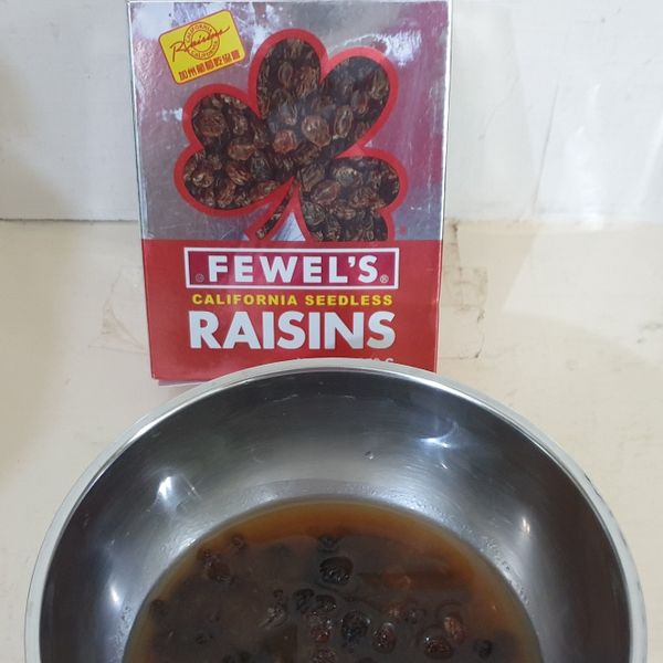 將加州葡萄乾放入梅酒內