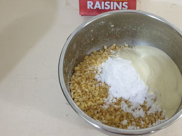 蒸熟綠豆仁，趁熱加入糖和奶粉攪拌均勻