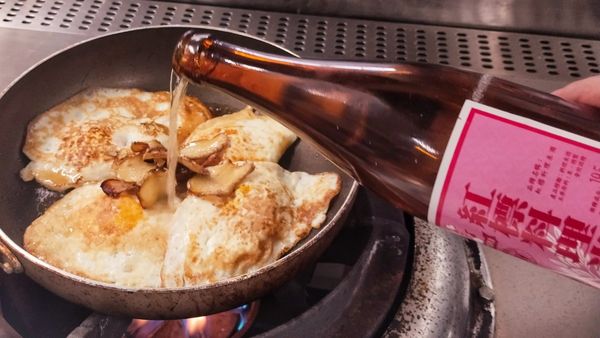 下荷包蛋，
加入紅標料理米酒、糖、鹽，
煨煮10分鐘入味，
起鍋前加入枸杞煮1分鐘，嗆少許米酒起鍋。