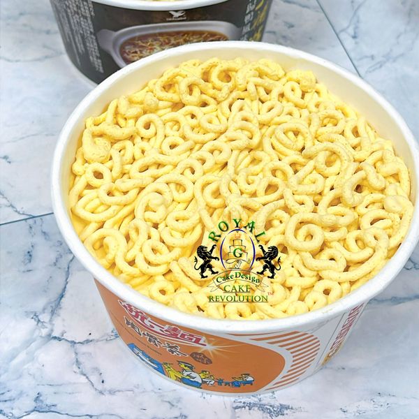 使用淡黃色的鮮奶油，用【續勝花嘴 #4號】擠出面條效果 (約40-60g)