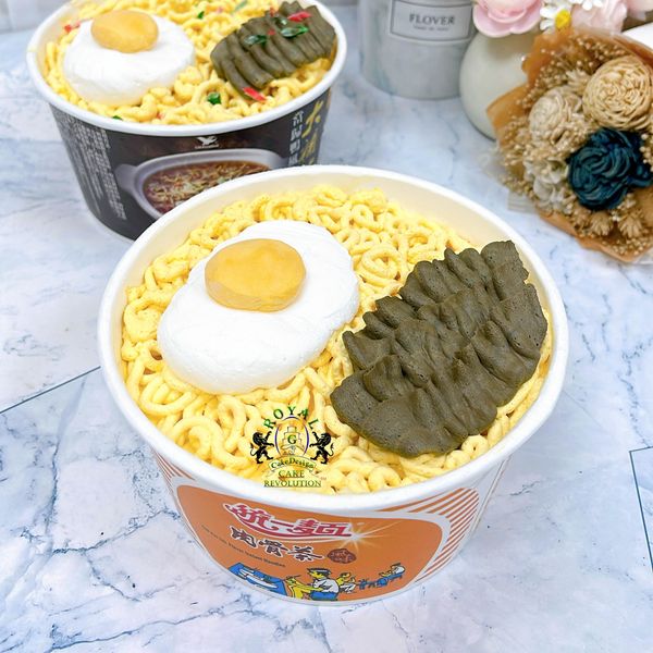 深咖啡色鮮奶油，使用【續勝花嘴 #124K號】擠出肉片的部分 (約30-40g)
