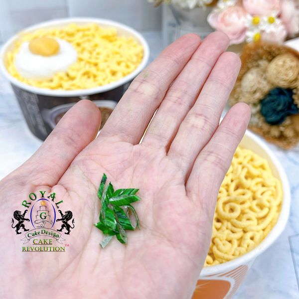 用食用威化紙製做些蔥花、辣椒