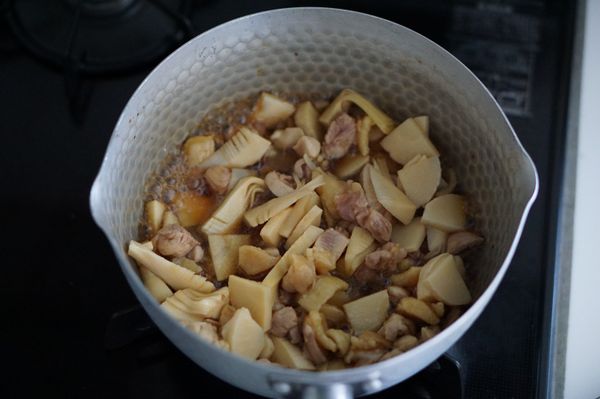 小锅加入水100ml与调味料A，中火煮滚后，放入鸡肉→竹笋，煮1～2分钟后关火，将食材与汤汁分开放凉。