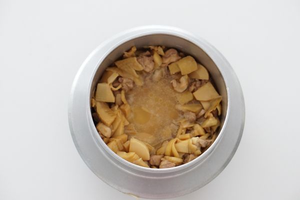将食材铺在米上，中间留空呈环状，正常煮饭模式炊煮。