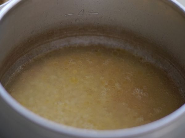 电锅内锅放入沥干的糯米，加入④的汤汁，再补水至2杯米刻度线。