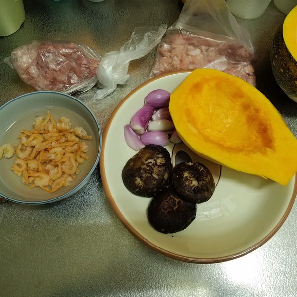 香菇、蝦米以冷水泡發
紅蔥頭洗淨、剝皮、切片