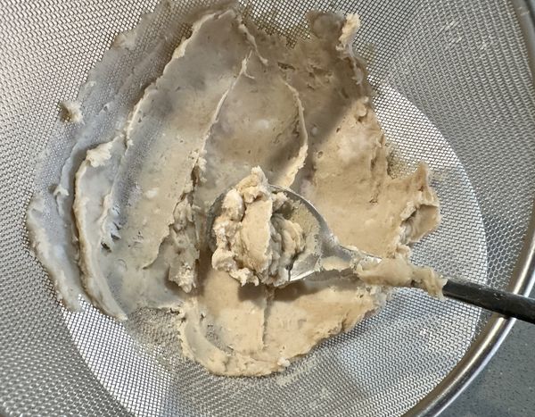 芋泥要細緻可以過篩，將芋泥挖在乾凈的濾網裡用湯匙壓泥過篩芋泥。
