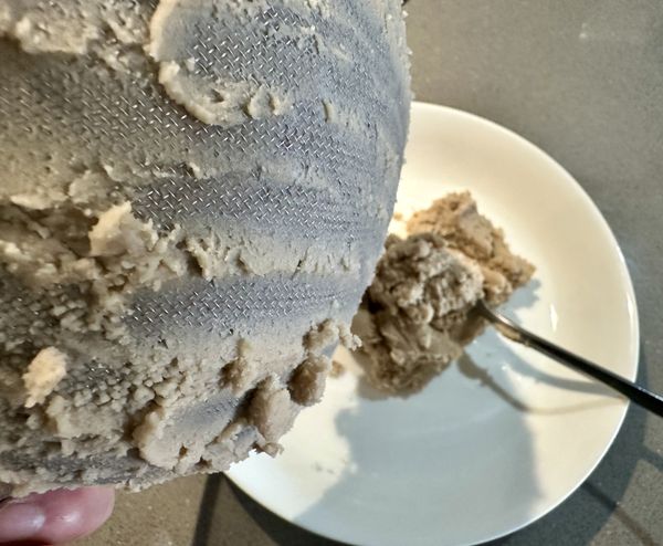 篩過確實很細緻….應該是網子太細還是芋泥太綿密….要篩很久….