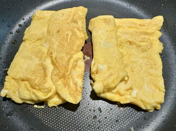 煎成嫩蛋，用炒匙折疊成方型。
