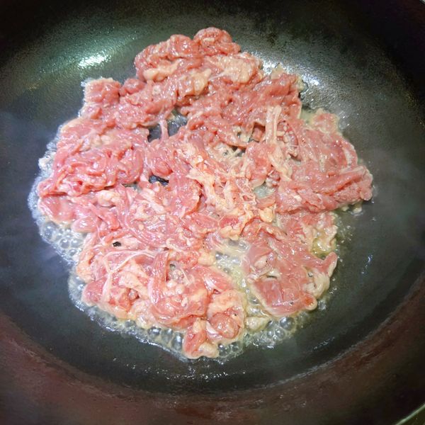 下一大匙油，熱鍋後下牛肉，平均舖開，約7分熟先夾起備用