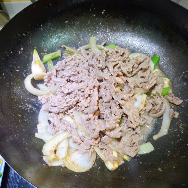 放回牛肉拌炒，加蠔油後鍋邊嗆入醬油，試試味道