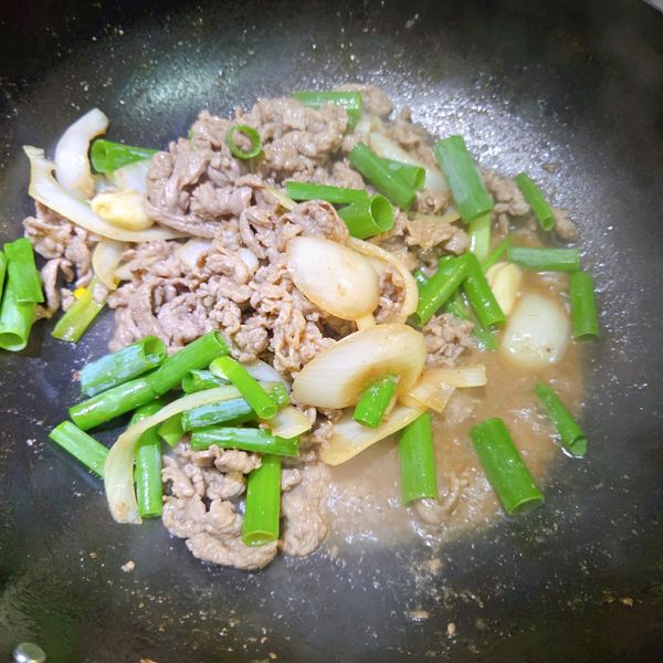 起鍋前加入蔥綠，拌炒兩下就能起鍋開飯！