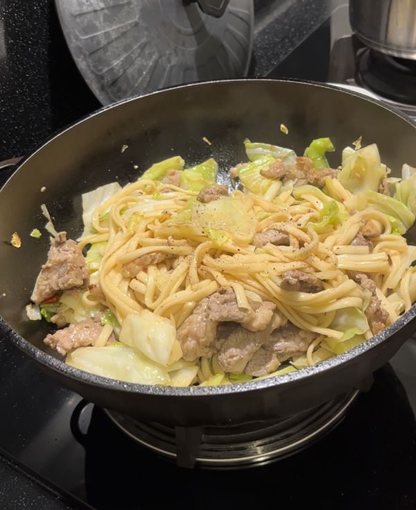 加入備用的麵＆調味料
和半熟豬肉炒一炒