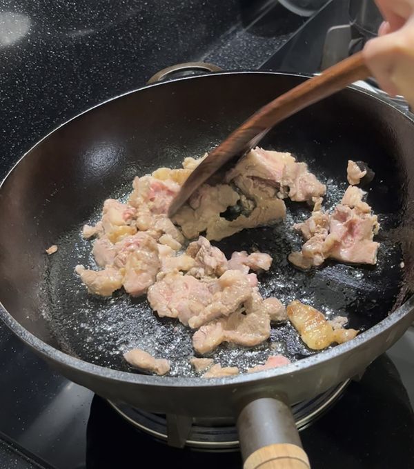 備料時，一邊燙麵備用
不另外加油，使用肥豬油（太多記得倒掉）
瘦肉部分，煮半熟備用