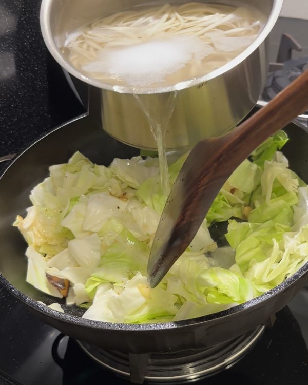爆香蒜頭，加入青菜
高麗菜大約悶3分鐘（加一些煮麵水防止操灰搭）