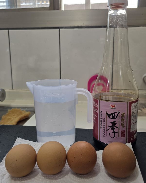 先將雞蛋清洗乾淨備用，
拿個乾淨的碗將雞蛋均勻打散，再加進醬油、鹽、鮮味炒手攪拌均勻，再倒進400cc的水，再次攪拌均勻。