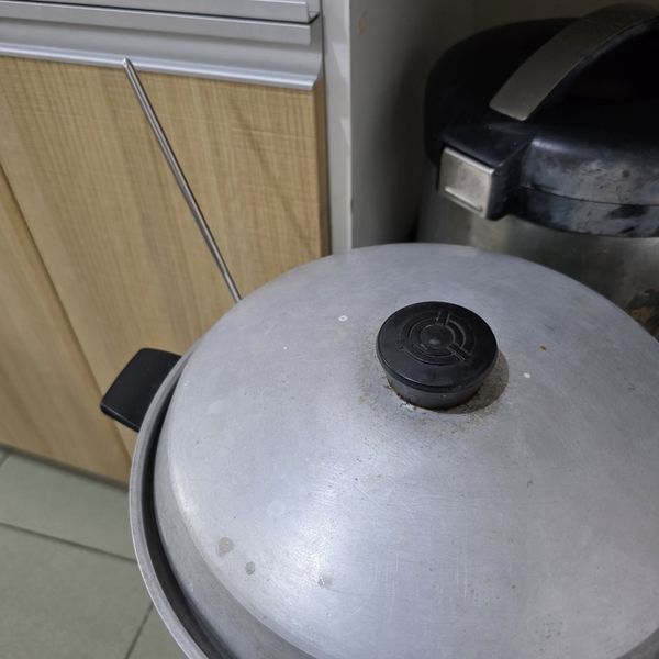 可用一根筷子插在電鍋跟鍋蓋中間留個小縫隙，避免水滴進蒸蛋內。按下按鈕將蒸熟就完成啦～