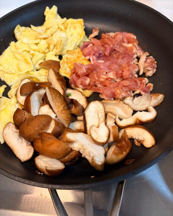 （4）原鍋補點油，續入肉絲、香菇稍作拌炒