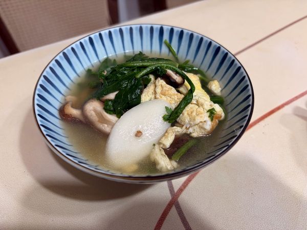 （6）最後放入山茼蒿、年糕煮到再次滾起，調味後即完成