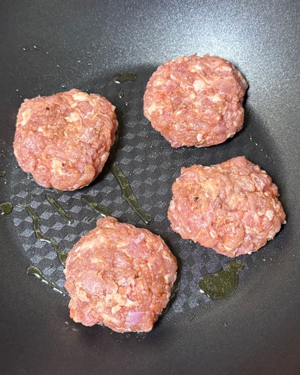 小火慢煎
將鍋子開小火加橄欖油
把肉餅下鍋慢慢煎