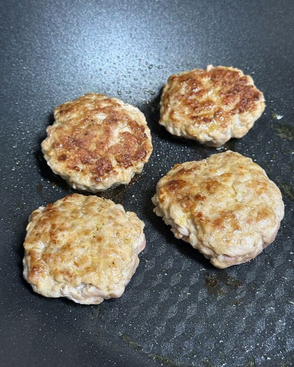第一面煎熟後再翻面
考量肉餅較厚，全程都用小火慢慢加熱
包含肉餅的側面也會留意