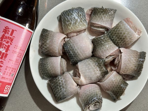 ●600克虱目魚皮有12條魚皮，12卷魚卷淋上2大匙紅標料理米酒，這樣能讓魚肉更鮮美也能順去腥一舉二得。