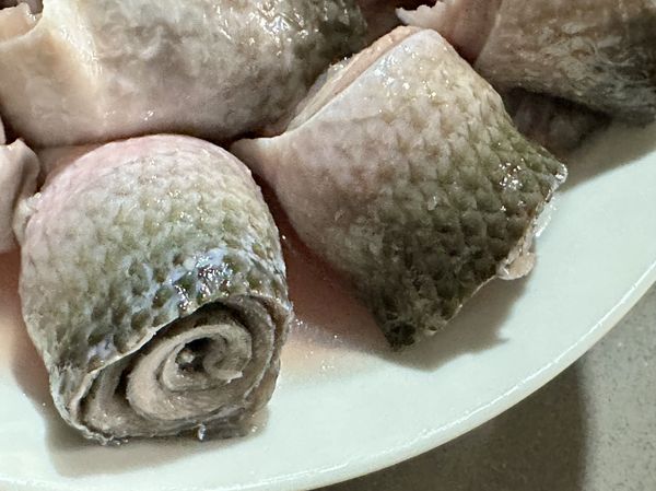 ●魚肉蒸熟會有湯汁，蒸魚的盤緣淋上米酒後液體高度不到盤深1/3為宜，才不會蒸熟後魚湯溢出，要刷洗電鍋就心累了。