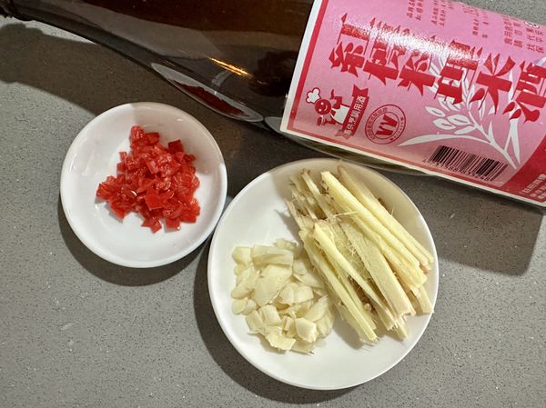 ●老薑刷洗乾淨先切片再切絲；蒜瓣洗過切掉蒂頭拍碎剝膜切末；辣椒洗淨抽掉辣椒仔切或剪末。