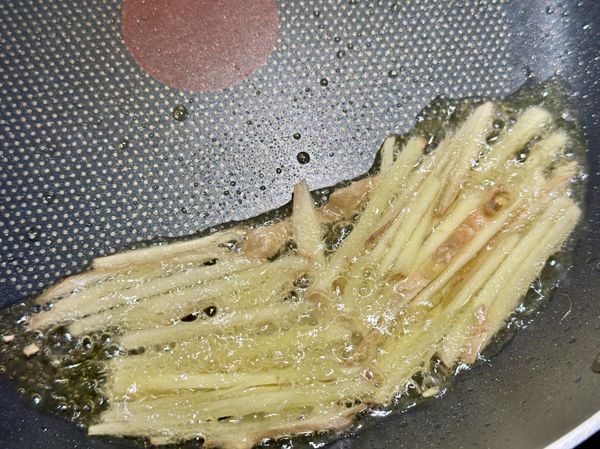 ●鍋小火加油放薑絲爆香，使用油量不多可以用手握鍋把將鍋子傾斜讓油集中較好煸，若跟自己的鍋具還不夠熟就讓鍋子平放就好。