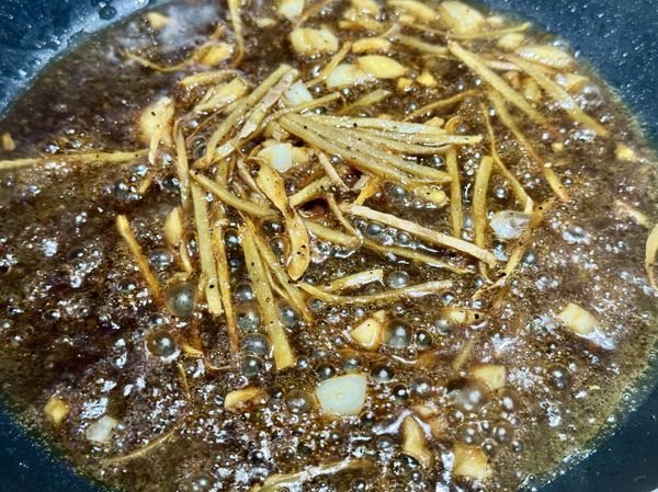 ●把剩餘的紅燒醬汁材料加進來，紅燒醬汁滾起香氣四溢可以先熄火。