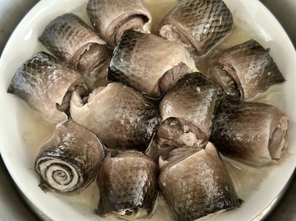 ●蒸好的虱目魚皮充滿膠質的魚汁看得見，也聞得到淡雅酒香。