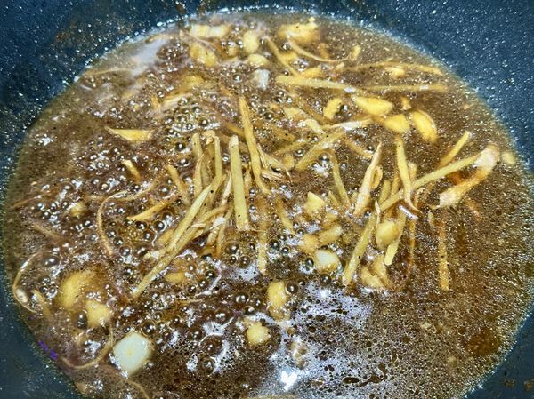 ●把蒸魚冒出來的鮮美湯汁倒進紅燒醬汁鍋中，再次開火煮至滾起，有魚鮮的紅燒醬汁，完成。